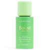 Luonkos Boost Unity Cleansing Oil; vihreä pullo Luonkos Boost Unity -puhdistusöljyä kaikille ihotyypeille, tekstillä luonnollisen mikrobiomin vahvistamisesta ja ihon kokonaisterveyden tukemisesta; pullo läpinäkymätöntä materiaalia mattapinnalla, lieriömäinen muoto vastaavalla kannella; etiketti valkoista groteskitypografiaa; tausta yksinkertainen ja hyvin valaistu, ei ihmisiä tai käsiä.