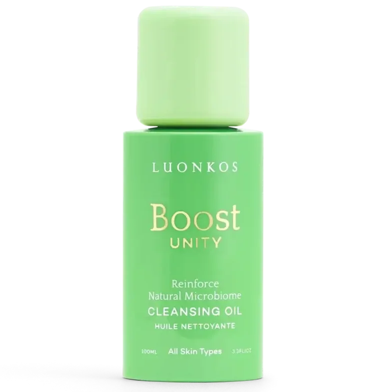 Luonkos Boost Unity Cleansing Oil; vihreä pullo Luonkos Boost Unity -puhdistusöljyä kaikille ihotyypeille, tekstillä luonnollisen mikrobiomin vahvistamisesta ja ihon kokonaisterveyden tukemisesta; pullo läpinäkymätöntä materiaalia mattapinnalla, lieriömäinen muoto vastaavalla kannella; etiketti valkoista groteskitypografiaa; tausta yksinkertainen ja hyvin valaistu, ei ihmisiä tai käsiä.