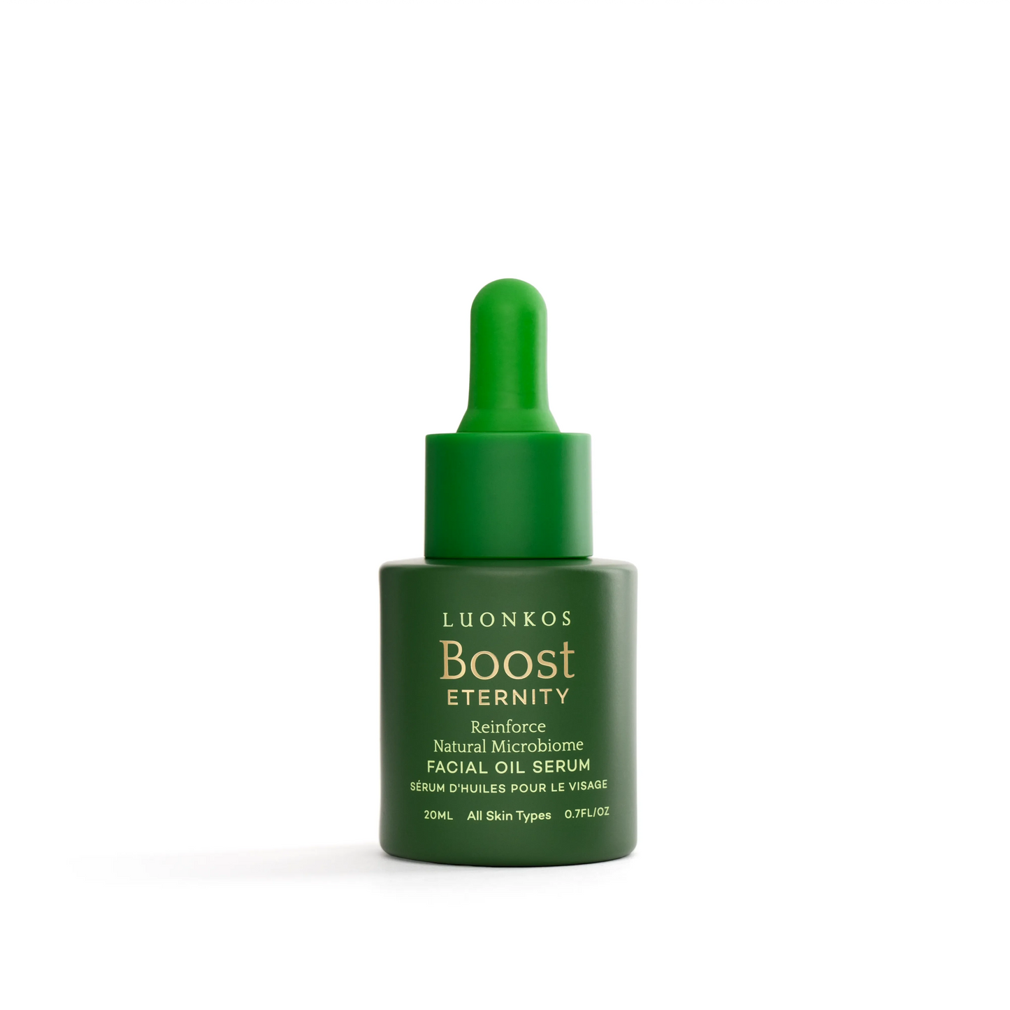 Vihreä Luonkos Boost Eternity Microbiome Facial Oil Serum -pullo yhteensopivalla vihreällä pipettikorkilla, kuvattu valkoisella taustalla; pullo lieriömäinen mattapinnalla; etiketissä tuotenimi lihavoidulla groteskikirjasimella ja pienempi lisäteksti alla; ei ihmisiä tai käsiä näkyvissä; kuva keskitetty ja hyvin valaistu.