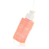 Luonkos Glow Aurora Cleansing Oil; vaaleanpunainen pullo Luonkos Glow Aurora Illuminating Cleansing Oil -puhdistusöljyä muovisella pumppuannostelijalla, aseteltuna vinoon kulmaan; pullo kiiltäväpinnalla, öljy näkyvästi tippumassa sekä pumpun aukosta että pullon alareunasta; mustaa groteskitekstiä etiketissä; tausta yhtenäinen valkoinen, ei ihmisiä tai käsiä.