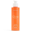 Luonkos Glow Nova Body Oil; oranssi pullo Luonkos Glow Nova Sparkling Body Oil -vartaloöljyä valkoisella pumppukannella; lieriömäinen muoto, mattapinta; painetussa etiketissä tuotenimi, tilavuus (150 ml) ja lyhyt kaavan kuvaus normaalille tai ikääntymättömälle iholle sopivaksi, englanniksi ja ranskaksi; groteskifontti; ei ihmisiä tai käsiä; neutraali tausta.