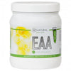 M-Natural EAA -aminohappojauhe; valkoinen lieriömäinen muovipurkki mattapinnalla, vihreitä ja keltaisia design-elementtejä; mustaa ja vihreää tekstiä: Natural Simply Pure EAA Pure Amino Acids, No artificial sweeteners or colors, 300g; kuvattu valkoisella taustalla ilman ihmisiä.