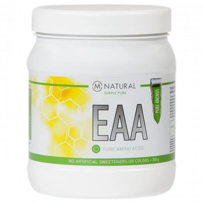 M-Natural EAA -aminohappojauhe; valkoinen lieriömäinen muovipurkki mattapinnalla, vihreitä ja keltaisia design-elementtejä; mustaa ja vihreää tekstiä: Natural Simply Pure EAA Pure Amino Acids, No artificial sweeteners or colors, 300g; kuvattu valkoisella taustalla ilman ihmisiä.
