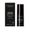 Madara AGE PRO Contour Wrinkle Eye Cream; musta pakkaus MÁDARA Age Pro Contour Wrinkle Eye Cream -tuotetta; laatikko ja pullo sisältävät tekstiä englanniksi ja ranskaksi, ilmoittavat sopivuuden kypsälle iholle ja ryppyihin, koko 15 ml, ja korostavat luonnonkosmetiikkakoostumusta; sekä laatikko että pullo ovat suorakulmaisia mattapinnalla; merkin nimi käyttää lihavaa groteskitypografiaa; tuote kuvattu yksivärista taustaa vasten ilman ihmisiä tai rekvisiittaa.