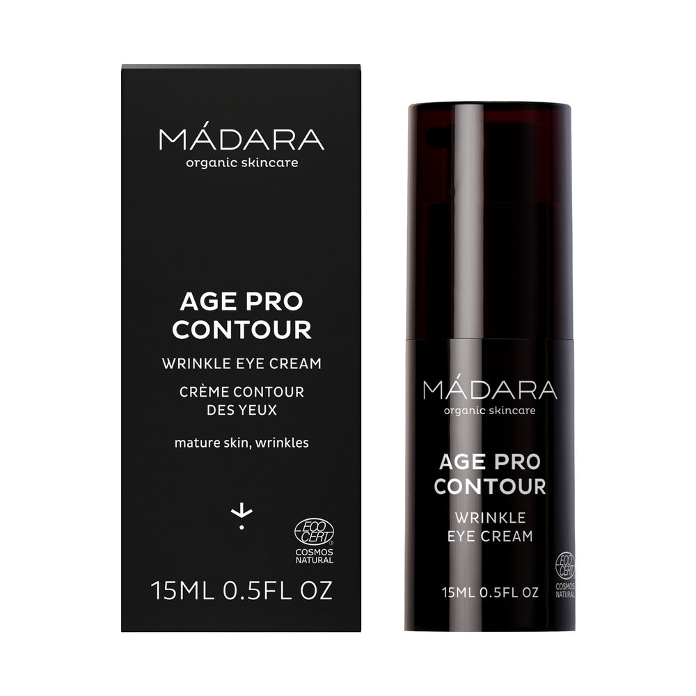 Madara AGE PRO Contour Wrinkle Eye Cream; musta pakkaus MÁDARA Age Pro Contour Wrinkle Eye Cream -tuotetta; laatikko ja pullo sisältävät tekstiä englanniksi ja ranskaksi, ilmoittavat sopivuuden kypsälle iholle ja ryppyihin, koko 15 ml, ja korostavat luonnonkosmetiikkakoostumusta; sekä laatikko että pullo ovat suorakulmaisia mattapinnalla; merkin nimi käyttää lihavaa groteskitypografiaa; tuote kuvattu yksivärista taustaa vasten ilman ihmisiä tai rekvisiittaa.