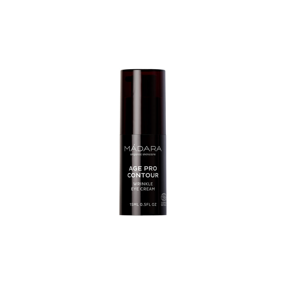 Madara AGE PRO Contour Wrinkle Eye Cream; musta, sylinterinmuotoinen pullo, merkitty ”Mádara Age Pro Contour Wrinkle Eye Cream”, ilmoitettu koko 15 ml, seisoo pystyssä; pinta on mattapintainen valkoisella groteskitekstillä suoraan pullon kylkeen painettuna, mainiten ikääntymistä ehkäisevän hoidon; ei näkyviä koristeita tai tiputinta; tausta valkoinen; ei ihmisiä tai toimintaa näkyvissä; kuva näyttää koko tuotteen tarkasti.