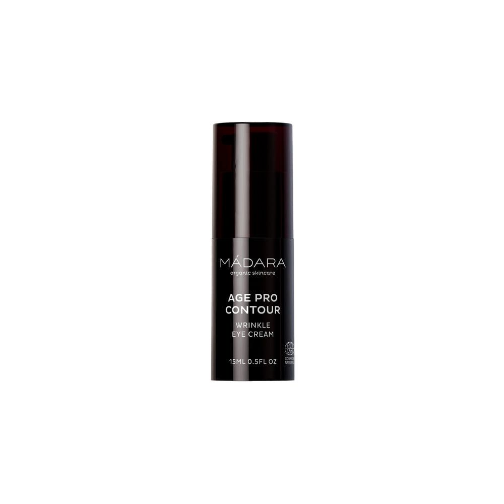 Madara AGE PRO Contour Wrinkle Eye Cream; musta, sylinterinmuotoinen pullo, merkitty ”Mádara Age Pro Contour Wrinkle Eye Cream”, ilmoitettu koko 15 ml, seisoo pystyssä; pinta on mattapintainen valkoisella groteskitekstillä suoraan pullon kylkeen painettuna, mainiten ikääntymistä ehkäisevän hoidon; ei näkyviä koristeita tai tiputinta; tausta valkoinen; ei ihmisiä tai toimintaa näkyvissä; kuva näyttää koko tuotteen tarkasti.