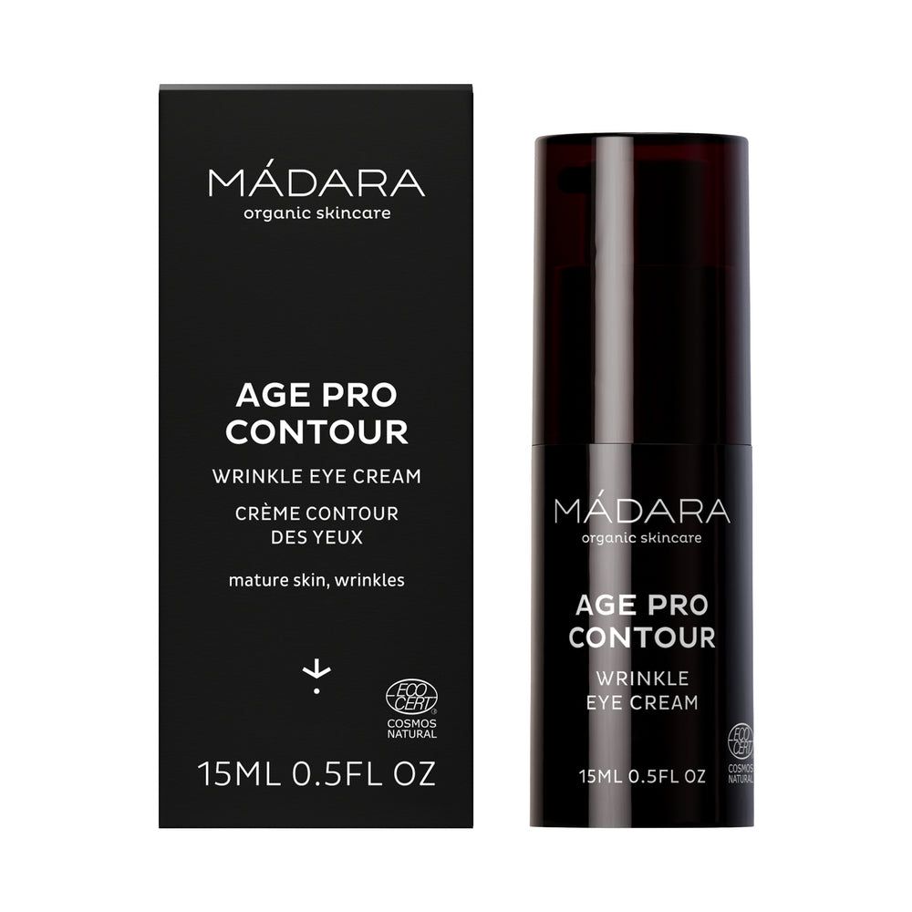 Madara AGE PRO Contour Wrinkle Eye Cream; musta pakkaus MÁDARA Age Pro Contour Wrinkle Eye Cream -tuotetta; laatikko ja pullo sisältävät tekstiä englanniksi ja ranskaksi, ilmoittavat sopivuuden kypsälle iholle ja ryppyihin, koko 15 ml, ja korostavat luonnonkosmetiikkakoostumusta; sekä laatikko että pullo ovat suorakulmaisia mattapinnalla; merkin nimi käyttää lihavaa groteskitypografiaa; tuote kuvattu yksivärista taustaa vasten ilman ihmisiä tai rekvisiittaa.