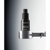 Madara AGE PRO Contour Wrinkle Eye Cream; musta pullo MÁDARA Age Pro Contour Wrinkle Eye Cream -tuotetta on kiinnitetty metalliseen pidikkeeseen liukuväritaustaa vasten, joka häivytetään tummanharmaasta vasemmalta valkoiseen oikealla, korostaen tuotteen tyylikästä muotoilua; pullo on mattapintainen ja sylinterinmuotoinen, etuetiketissä valkoista groteskitekstiä tuotenimestä; ei ihmisiä tai käsiä näkyvissä; studiokuva.