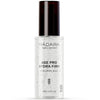 Madara AGE PRO Hydra Firm Hyaluron Jelly; kirkas pullo Mádara Age Pro Hydra Firm Hyaluron Jelly -tuotetta tummalla pumppukorkilla, sisältää 75 ml; muoto on sylinterinmuotoinen sileine sivuineen ja kiiltäväpintainen; etiketissä yksinkertaista mustaa groteskitekstiä ja pieni lehtimerkki; näkyvissä olevat sanat sisältävät tuote- ja merkin nimen sekä ”hyaluronic acid”; ei ihmisiä tai käsiä näkyvissä; valkoinen tausta, lähikuva.