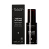 Madara AGE PRO Intense Wrinkle Serum; musta pullo ja yhteensopiva laatikko MÁDARA Age Pro Intense Wrinkle Serum -tuotetta kypsälle iholle, koko 30 ml, valkoista tekstiä ja pelkistettyä merkintää; molemmat mattapintaisia; pullo on sylinterinmuotoinen pumppuannostelijalla; etiketin typografia groteskia suuraakkosin; tausta yksivärinen ja koristelematon; ei ihmisiä tai käsiä näkyvissä; edistynyt seerumi kohdistuu ikääntymisen näkyviin merkkeihin tasoittaakseen ja elvyttääkseen ihoa.