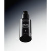 Madara AGE PRO Intense Wrinkle Serum; musta pullo Mádara Age Pro Intense Wrinkle Serum -tuotetta, 30 ml, pumppuannostelijalla keskellä kuvaa; pullon pinta on mattapintainen ja sylinterinmuotoinen, etiketissä valkoista groteskitekstiä sisältäen tuotenimen ja tilavuuden; tausta on harmaa liukuväri; ei ihmisiä tai käsiä kuvassa.