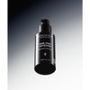 Madara AGE PRO Intense Wrinkle Serum; musta pullo Mádara Age Pro Intense Wrinkle Serum -tuotetta, 30 ml, pumppuannostelijalla keskellä kuvaa; pullon pinta on mattapintainen ja sylinterinmuotoinen, etiketissä valkoista groteskitekstiä sisältäen tuotenimen ja tilavuuden; tausta on harmaa liukuväri; ei ihmisiä tai käsiä kuvassa.