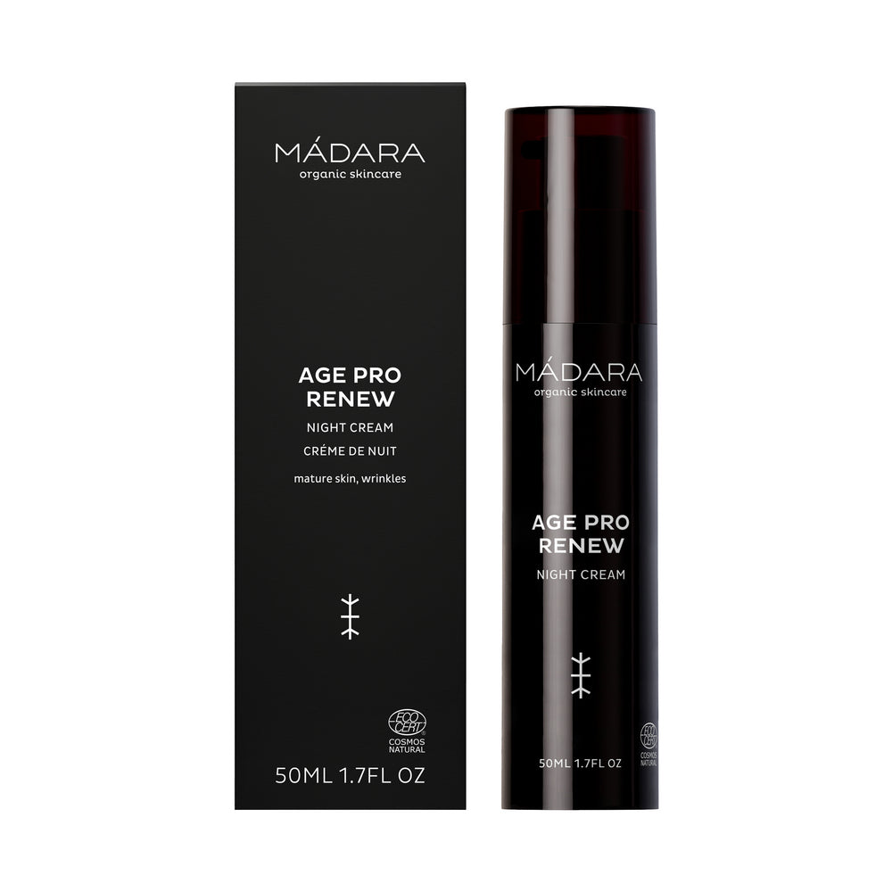 Madara AGE PRO Renew Night Cream; musta pullo ja laatikko Mádara Age Pro Renew Night Cream -tuotetta kypsälle iholle, koko 50 ml, valkoista tekstiä ja pelkistetty luonnonläheinen muotoilu molemmissa pakkauksissa; molemmat mattapintaisia; typografia on yksinkertaista groteskia pienessä ja keskikoossa; tuotteet seisovat pystyssä yksivärista taustaa vasten studiotuotekuvassa, ei ihmisiä tai rekvisiittaa näkyvissä.