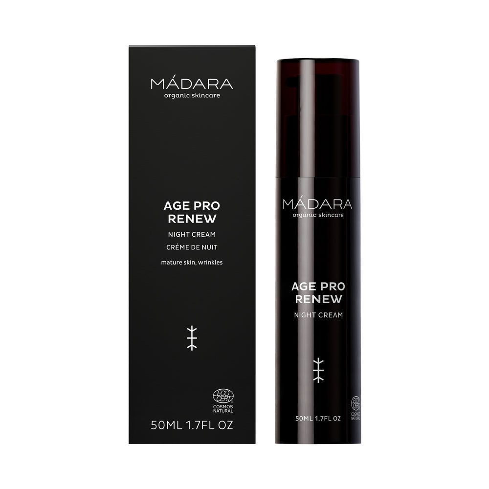 Madara AGE PRO Renew Night Cream; musta pullo ja laatikko Mádara Age Pro Renew Night Cream -tuotetta kypsälle iholle, koko 50 ml, valkoista tekstiä ja pelkistetty luonnonläheinen muotoilu molemmissa pakkauksissa; molemmat mattapintaisia; typografia on yksinkertaista groteskia pienessä ja keskikoossa; tuotteet seisovat pystyssä yksivärista taustaa vasten studiotuotekuvassa, ei ihmisiä tai rekvisiittaa näkyvissä.