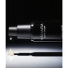 Madara AGE PRO Renew Night Cream; musta sylinterinmuotoinen muovipullo Mádara-luonnonihonhoitovoidetta on aseteltu vaakasuoraan sileälle, valkoiselle taustalle; pullon pinta on mattapintainen ja siinä on pieni, suuraakkosin valkoinen groteskimerkintä; pieni määrä voidetta on annosteltu pyörteenä pullon suuaukon vieressä; ei ihmisiä näkyvissä; voimakas valaistus luo selkeitä varjoja kohtaukseen.