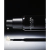 Madara AGE PRO Renew Night Cream; musta sylinterinmuotoinen muovipullo Mádara-luonnonihonhoitovoidetta on aseteltu vaakasuoraan sileälle, valkoiselle taustalle; pullon pinta on mattapintainen ja siinä on pieni, suuraakkosin valkoinen groteskimerkintä; pieni määrä voidetta on annosteltu pyörteenä pullon suuaukon vieressä; ei ihmisiä näkyvissä; voimakas valaistus luo selkeitä varjoja kohtaukseen.