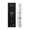Madara AGE PRO Smooth Day Cream; valkoinen pullo ja musta laatikko MÁDARA Age Pro Smooth Day Cream -tuotetta kypsälle iholle; molemmat pakkauspinnat mattapintaisia, minimalistista groteskityypografiaa valkoisella ja hopealla; pullo on sylinterinmuotoinen pumppuannostelijalla, laatikko suorakulmainen; molemmissa pieni kasvikuvake, merkintä ”50 ml (1.7 fl oz)” ja tuotetiedot selkeinä tekstilohkoina; ei ihmisiä tai muita elementtejä näkyvissä; lähikuva studiotyyliin.