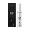 Madara AGE PRO Smooth Day Cream; valkoinen pullo ja musta laatikko MÁDARA Age Pro Smooth Day Cream -tuotetta kypsälle iholle; molemmat pakkauspinnat mattapintaisia, minimalistista groteskityypografiaa valkoisella ja hopealla; pullo on sylinterinmuotoinen pumppuannostelijalla, laatikko suorakulmainen; molemmissa pieni kasvikuvake, merkintä ”50 ml (1.7 fl oz)” ja tuotetiedot selkeinä tekstilohkoina; ei ihmisiä tai muita elementtejä näkyvissä; lähikuva studiotyyliin.