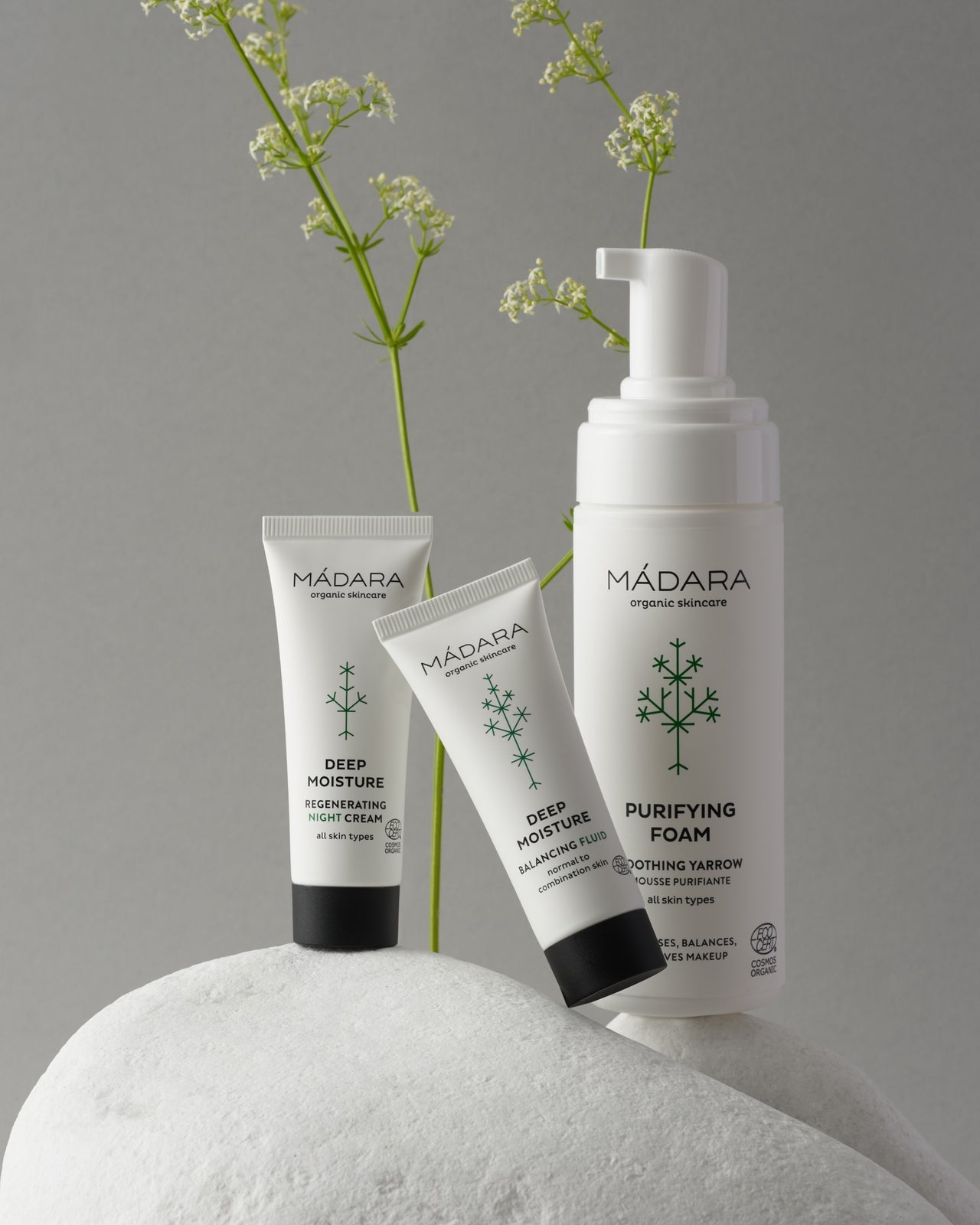 Madara Become Organic Lahjapakkauksen puhdistusvaahto, emulsio ja yövoide kiven päällä