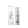 Madara Botanic Niacinamide Alternative 5in1 Serum; valkoinen pullo ja laatikko Mádara Botanic Niacinamide Alternative Skin Serum -tuotetta, 30 ml, kaikille ihotyypeille, pelkistetty musta ja harmaa teksti valkoisella pohjalla kasviaiheisella muotoilulla; pullo on sylinterinmuotoinen mattapinnalla pumppuannostelijalla; laatikko on suorakulmainen sileällä pinnalla; etikettiteksti groteskifontilla; tausta valkoinen, ei ihmisiä tai käsiä näkyvissä; suoraan edestä kuvattu tuotekuva.