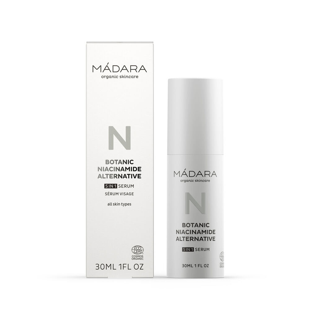 Madara Botanic Niacinamide Alternative 5in1 Serum; valkoinen pullo ja laatikko Mádara Botanic Niacinamide Alternative Skin Serum -tuotetta, 30 ml, kaikille ihotyypeille, pelkistetty musta ja harmaa teksti valkoisella pohjalla kasviaiheisella muotoilulla; pullo on sylinterinmuotoinen mattapinnalla pumppuannostelijalla; laatikko on suorakulmainen sileällä pinnalla; etikettiteksti groteskifontilla; tausta valkoinen, ei ihmisiä tai käsiä näkyvissä; suoraan edestä kuvattu tuotekuva.