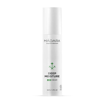 Madara Deep Moisture Day Cream; valkoinen pullo MÁDARA Deep Moisture Day Cream -päivävoidetta, 50 ml, puolimattapinnalla, seisoo pystyssä valkoisella taustalla; sylinterin muotoisessa pullossa vihreitä vaaka- ja pystysuoria korostusviivoja ja selkeä musta groteskiteksti tuotenimelle; ei ihmisiä tai muita esineitä kuvassa.
