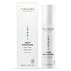 Madara Deep Moisture Night Cream; pullo ja rasia Mádara Deep Moisture Night Cream -yövoidetta kaikille ihotyypeille, molemmat valkoisia vihreällä tekstillä ja siistillä pystysuuntaisella kasvikuviolla; pakkaus mattapintainen, sylinterin muotoinen pullo ja suorakulmainen rasia; luettavassa etiketissä tuotenimi ja tilavuus 50 ml (1,7 fl oz); ei ihmisiä tai käsiä, valkoinen tausta, studiokuva.
