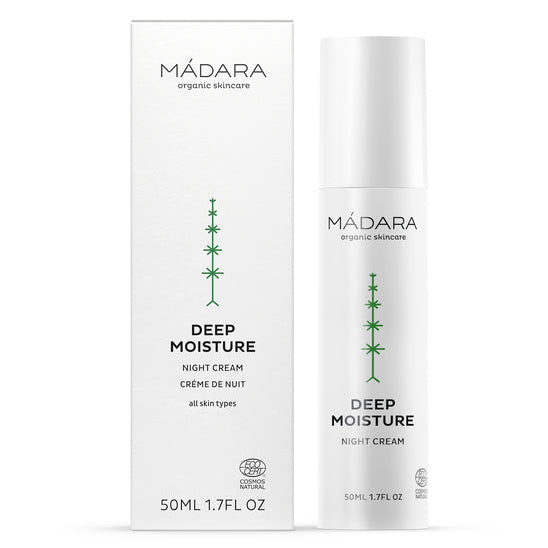 Madara Deep Moisture Night Cream; pullo ja rasia Mádara Deep Moisture Night Cream -yövoidetta kaikille ihotyypeille, molemmat valkoisia vihreällä tekstillä ja siistillä pystysuuntaisella kasvikuviolla; pakkaus mattapintainen, sylinterin muotoinen pullo ja suorakulmainen rasia; luettavassa etiketissä tuotenimi ja tilavuus 50 ml (1,7 fl oz); ei ihmisiä tai käsiä, valkoinen tausta, studiokuva.