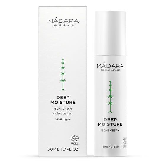 Madara Deep Moisture Night Cream; pullo ja rasia Mádara Deep Moisture Night Cream -yövoidetta kaikille ihotyypeille, molemmat valkoisia vihreällä tekstillä ja siistillä pystysuuntaisella kasvikuviolla; pakkaus mattapintainen, sylinterin muotoinen pullo ja suorakulmainen rasia; luettavassa etiketissä tuotenimi ja tilavuus 50 ml (1,7 fl oz); ei ihmisiä tai käsiä, valkoinen tausta, studiokuva.
