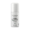 Madara Herbal Deodorant; valkoinen roll-on-pullo, jossa teksti ”MÁDARA organic skincare HERBAL DEODORANT ALL-DAY PROTECTION”, vihreä lehtikuvake ja sertifiointilogoja; pakkaus lieriömäinen pyöristetyllä korkilla, mattapinta ja musta groteskiteksti; pakkauskoko merkitty 50 ml (1,7 fl oz); ei ihmisiä tai käsiä, tasainen tausta.