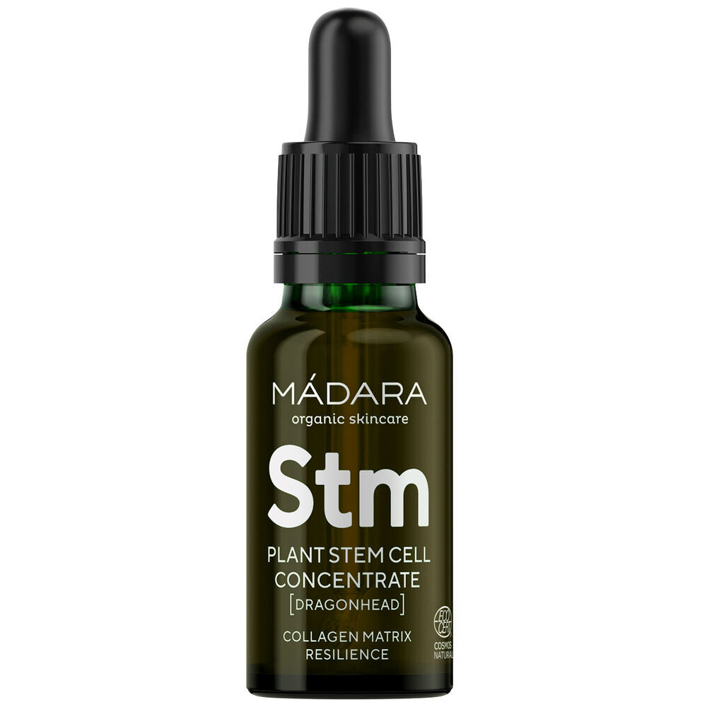 Madara Plant Stem Cell Concentrate; tummanvihreä lasinen tiputinpullo, merkitty MÁDARA organic skincare Stm Plant Stem Cell Concentrate [Dragonhead] Collagen Matrix Resilience, edustaen edistynyttä kasvikantasoluteknologiaa, musta korkki ja tiputin; pullo on sylinterinmuotoinen kiiltäväpinnalla; etiketissä valkoista groteskitekstiä; ei ihmisiä tai käsiä näkyvissä; tausta vaalea ja yksivärinen, kuva on tuotekuva.