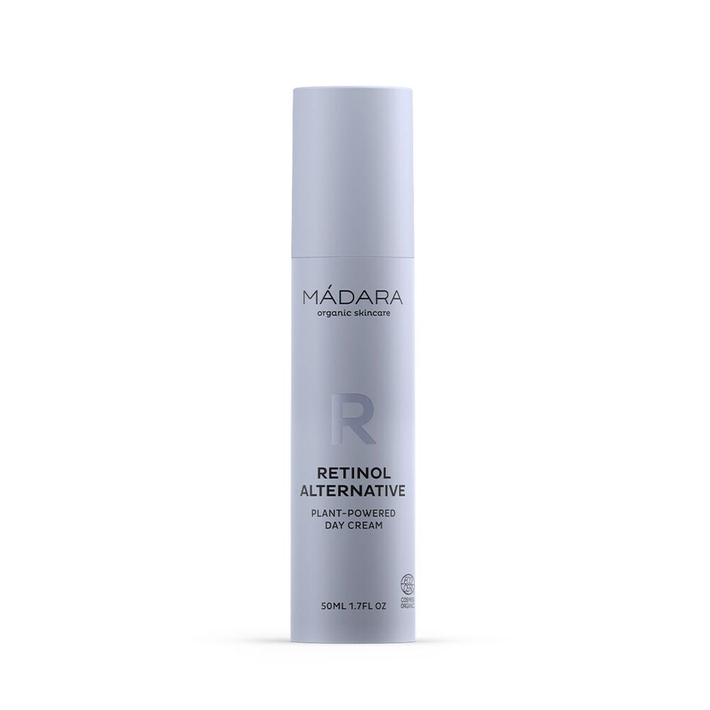 Madara Retinol Alternative Plant-Powered Day Cream; sylinterinmuotoinen valkoinen pullo mattapinnalla seisoo pystyssä; etiketissä merkki MÁDARA suurin lihavin kirjaimin, tuotekuvaus ja ”50 ml” pienemmällä painatuksella; kirjasintyyli on moderni groteski; korkin tekstuuria tai koristelua ei näy; valkoinen tausta tasaisessa valaistuksessa; ei ihmisiä tai käsiä kuvassa.