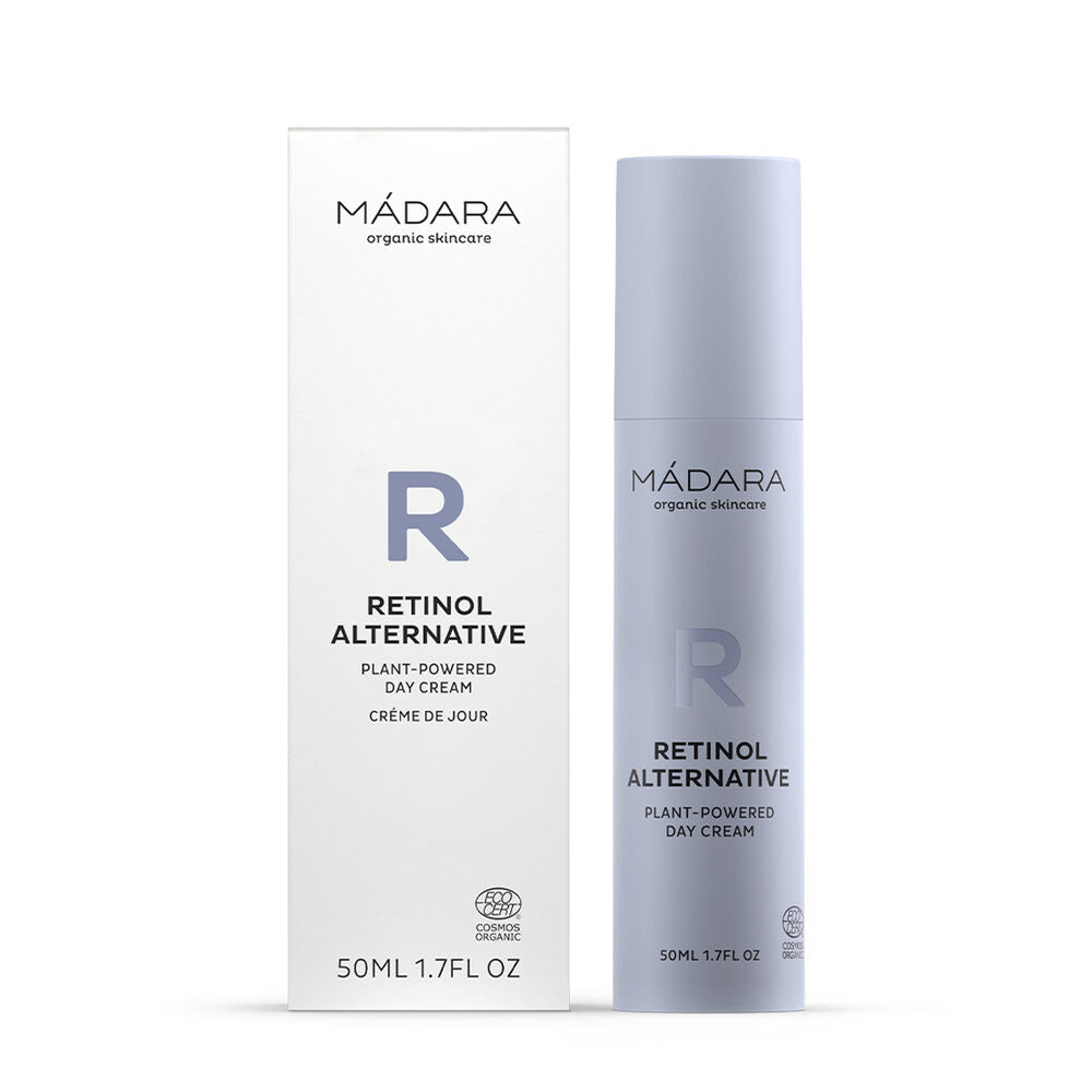 Madara Retinol Alternative Plant-Powered Day Cream; pullo ja laatikko Mádara Retinol Alternative Plant-Powered Day Cream -tuotetta, 50 ml, pelkistetty valkoinen ja vaaleanvioletti pakkaus kasviperäisin tuotetiedoin etupuolella; molemmat esineet ovat sylinterinmuotoisia ja suorakulmaisia mattapinnoin; etiketissä groteskitekstiä mustalla ja vaaleanvioletilla; tausta valkoinen, ei ihmisiä tai käsiä näkyvissä.