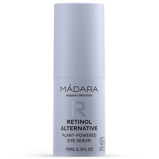 Madara Retinol Alternative Plant-Powered Eye Serum; sylinterinmuotoinen pullo MÁDARA Retinol Alternative Plant-Powered Eye Serum -tuotetta, 15 ml, pelkistetty vaaleanharmaa muotoilu ja luonnollista kasviperäisyyttä kuvaava teksti etupuolella; materiaali vaikuttaa mattapintaiselta muovilta; pääasiallinen typografia groteskia mustalla ja vihreällä; ei käsiä tai ihmisiä näkyvissä; tuote kuvattu valkoista taustaa vasten keskitettynä, koko tuote näkyvissä.