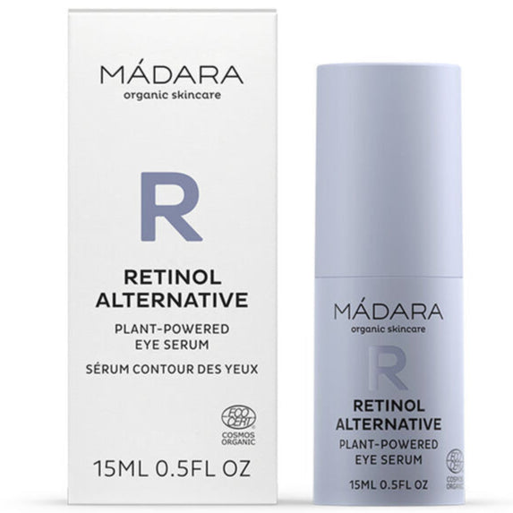 Madara Retinol Alternative Plant-Powered Eye Serum; MÁDARA Retinol Alternative Plant-Powered Eye Serum, 15 ml (0,5 fl oz), esillä laatikkonsa kera; sekä pullo että laatikko ovat vaaleanvioletteja mattapinnalla; pakkauksessa pelkistettyä mustaa tekstiä ja logoja suuraakkosgroteskilla; kuva on hyvin valaistu yksivärista taustaa vasten, ei ihmisiä tai toimintaa näkyvissä.