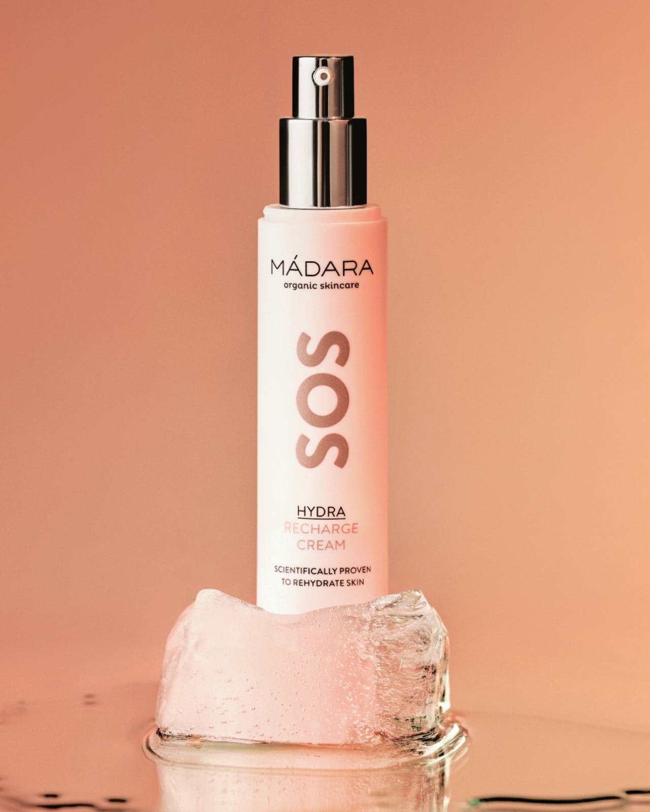 Madara SOS Hydra Cream -pullo vaaleanpunaisen kiven päällä