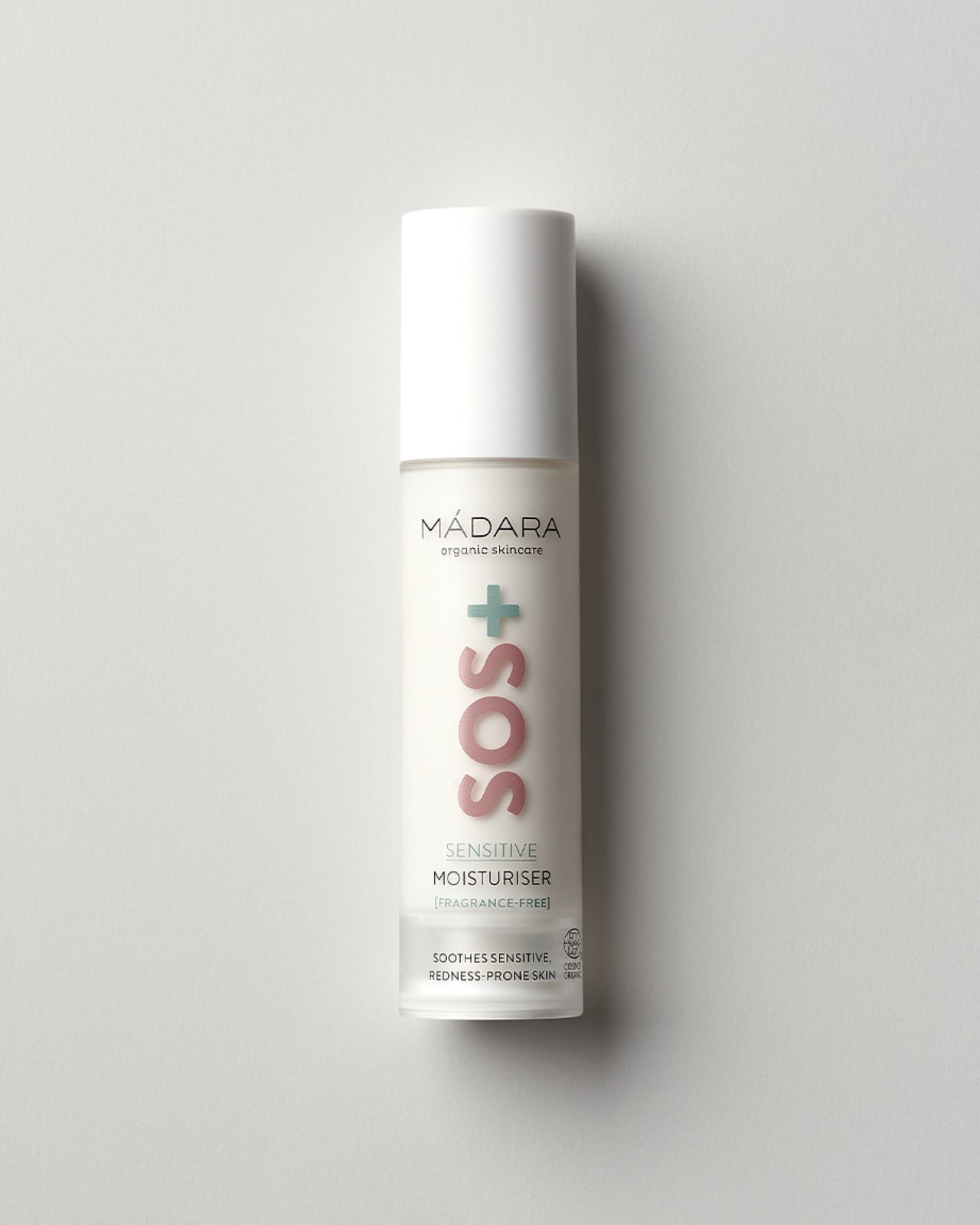 Madara SOS+ SENSITIVE Moisturiser valkoisessa pumppupullossa harmaalla taustalla