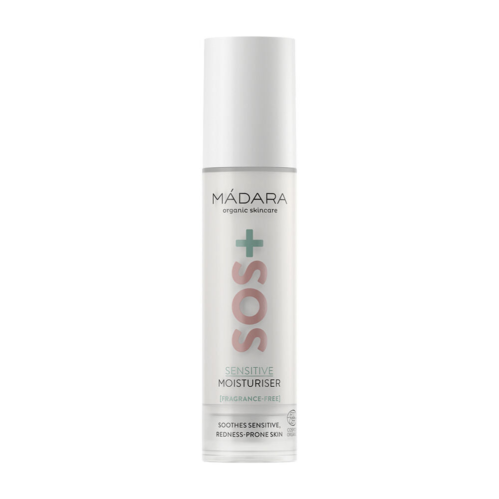 Madara SOS+ SENSITIVE Moisturiser; valkoinen pullo Mádara SOS Sensitive Moisturiser -tuotetta, merkitty hajusteettomaksi ja suunniteltu erityisesti herkälle, punoittumisalttiille iholle; sylinterinmuotoinen muovipullo on mattapintainen, valkoinen pumppuannostelija ja yksinkertainen musta groteskiteksti etupuolella; tausta on vaalea ja siisti; kuva on tuotteen lähikuva ilman ihmisiä tai käsiä.