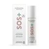 Madara SOS+ SENSITIVE Moisturiser; MÁDARA SOS Sensitive Moisturiser -pullo seisoo valkoisen pakkauslaatikkonsa vieressä, korostettuna pinkillä SOS-tekstillä, vihreällä rististä ja merkin logolla; sekä pullo että laatikko ovat mattapintaisia, pullo on sylinterinmuotoinen pumppuannostelijalla; typografiassa groteskityylejä mustalla ja pinkillä; ei ihmisiä tai käsiä näkyvissä; kuva on hyvin valaistu yksivärista taustaa vasten.
