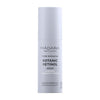 Madara Time Miracle Botanic Retinol Serum; valkoinen pullo Mádara Time Miracle Botanic Retinol Serum -tuotetta seisoo pystyssä; pullo on sylinterinmuotoinen mattapinnalla pumppuannostelijalla; mustassa groteskitekstissä tuotenimi sekä maininnat ”organic skincare” ja ”4% retinol alternative complex”; lisärivit mainitsevat ryppyjä, kimmoisuutta ja kasviperäisiä ainesosia; tausta neutraali, ei ihmisiä tai rekvisiittaa näkyvissä.
