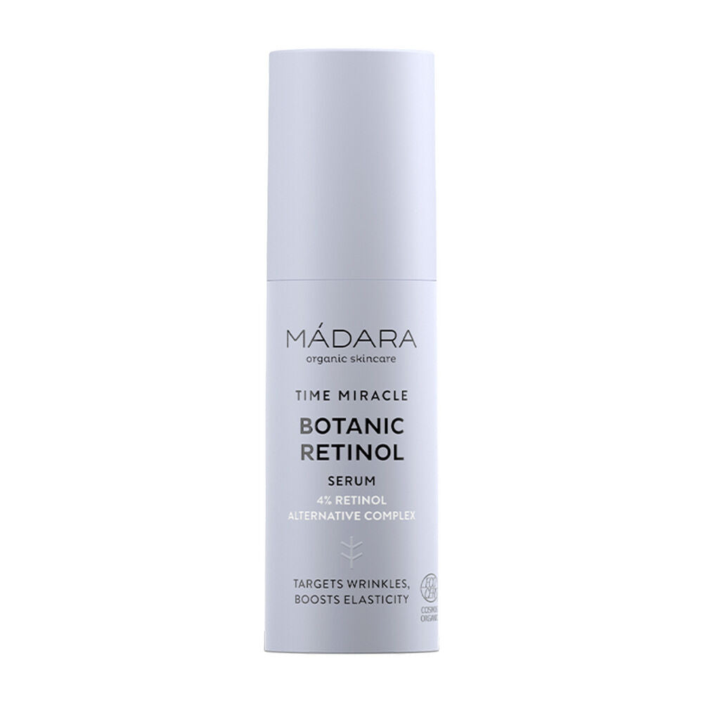 Madara Time Miracle Botanic Retinol Serum; valkoinen pullo Mádara Time Miracle Botanic Retinol Serum -tuotetta seisoo pystyssä; pullo on sylinterinmuotoinen mattapinnalla pumppuannostelijalla; mustassa groteskitekstissä tuotenimi sekä maininnat ”organic skincare” ja ”4% retinol alternative complex”; lisärivit mainitsevat ryppyjä, kimmoisuutta ja kasviperäisiä ainesosia; tausta neutraali, ei ihmisiä tai rekvisiittaa näkyvissä.