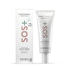 Madara SOS+ SENSITIVE Night Cream; tuubi ja laatikko MÁDARA SOS Sensitive Night Cream -tuotetta, merkitty hajusteettomaksi ja suunniteltu rauhoittamaan herkkää, punoittumisalttiita ihoa; molemmissa pelkistetty vihreä ja pinkki muotoilu; tuubi on mattapintainen suorin sivuin ja litteällä korkilla; laatikko on suorakulmainen samoissa väreissä; siisti groteskityyppi etikettitekstissä; tuote kuvattu yksivärista taustaa vasten, ei ihmisiä tai esineitä näkyvissä.