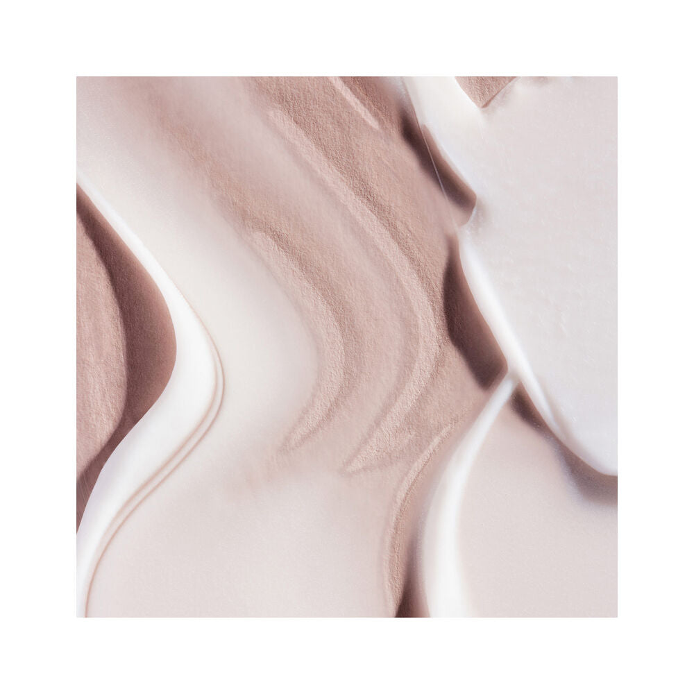 Madara SOS+ SENSITIVE Night Cream; abstrakti lähikuva sileistä, aaltomaisista, vaaleanpunaisen ja beigen sävyisistä pinnoista, jotka sulautuvat pehmeästi toisiinsa unenomaisen, kermaisen vaikutelman ja lempeiden varjojen kera; ei tunnistettavaa tuotetta tai pakkausta näkyvissä; pinnoilla pehmeä mattapinta hienoin sävyeroin ja aaltomuodoin; ei etikettejä, tekstiä, ihmisiä tai käsiä näkyvissä; tausta ei erotu pääasiallisista tekstuureista.