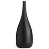 Made by Zen Thalia Dusk Diffuuseri; tyylikäs, musta, maljakonmuotoinen aromidiffuusori pystysuorin urin ja kahdella pyöreällä painikkeella mattapintaisen muovijalustan etuosassa; ei näkyvää brändäystä tai etikettitekstiä; tuote yksin valkoista taustaa vasten koko tuotekuvassa; ei pakkausta, käsiä tai muita esineitä kuvassa.