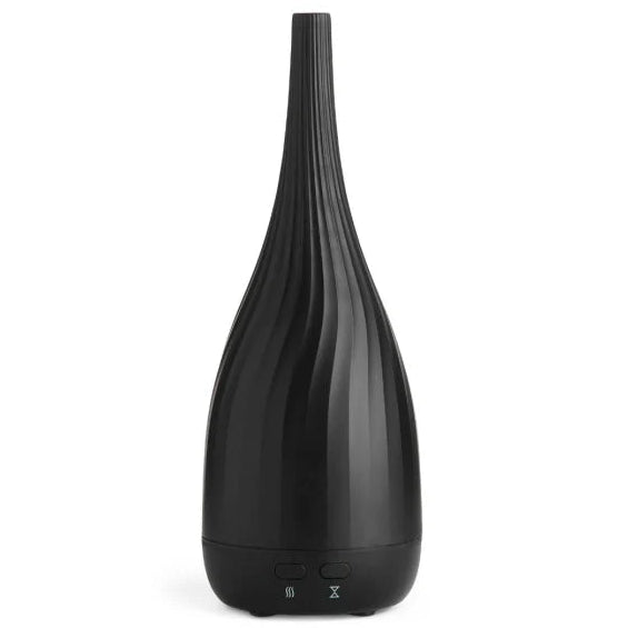 Made by Zen Thalia Dusk Diffuuseri; tyylikäs, musta, maljakonmuotoinen aromidiffuusori pystysuorin urin ja kahdella pyöreällä painikkeella mattapintaisen muovijalustan etuosassa; ei näkyvää brändäystä tai etikettitekstiä; tuote yksin valkoista taustaa vasten koko tuotekuvassa; ei pakkausta, käsiä tai muita esineitä kuvassa.