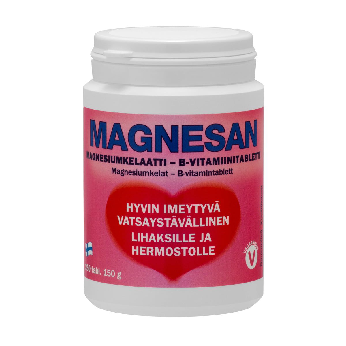 Magnesan; valkoinen pullo punaisella etiketillä ja sydänkuvalla, sisältää magnesiumkelaattia ja B-vitamiineja lihasten ja hermoston tueksi; teksti korostaa hyötyjä lihaksille, hermostolle ja ruoansulatukselle; suomalaisuus- ja vegaanimerkit näkyvissä; pullo sylinterinmuotoista mattapintaista valkoista muovia tasaisella valkoisella korkilla; yksinkertainen groteskikirjasin; vaalea tausta, ei ihmisiä tai muita esineitä kuvassa.