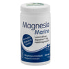Magnesia Marine -pullo, valkoinen muovipullo mattapinnalla, sylinterimäinen muoto ja valkoinen kierrekorkki; etiketissä sinistä tekstausvapaata tekstiä ja Suomen lipun symboli; pakkaustiedoissa 150 tablettia (117 g); teksti sekä suomeksi että ruotsiksi; neutraali tausta, ei ihmisiä tai käsiä näkyvissä; tuote tukee hermoston, lihasten ja luuston hyvinvointia.