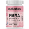 Makrobios Mama Foolihappo + D-vitamiini; vaaleanpunainen ja valkoinen muovipullo matalla pinnalla, sylinterin muotoinen kierrekorkillinen; etiketissä tuotenimi ”makrobios MAMA” lihavoidulla groteskilla, suomenkielistä tuotetietoa, tyyliteltyjä sydämiä ja lyhyt teksti foolihapon ja D3-vitamiinin tableteista raskausajalle; tasainen tausta, ei ihmisiä tai käsiä.