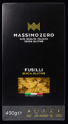Massimo Zero Gluteeniton Fusilli; musta rasia Massimo Zero -gluteenitonta fusillipastaa kiiltäväpinnalla, kirkas ikkuna näyttää kierteisen muotoista keltaista pastaa sisällä; etusivulla Italian lippu, kuvakkeita gluteenittomuudesta, italialaisesta alkuperästä ja E-vitamiinista sekä paino ”400g”; groteskityyppografiaa; tuote kuvattu tasaisella taustalla studiokuvassa.